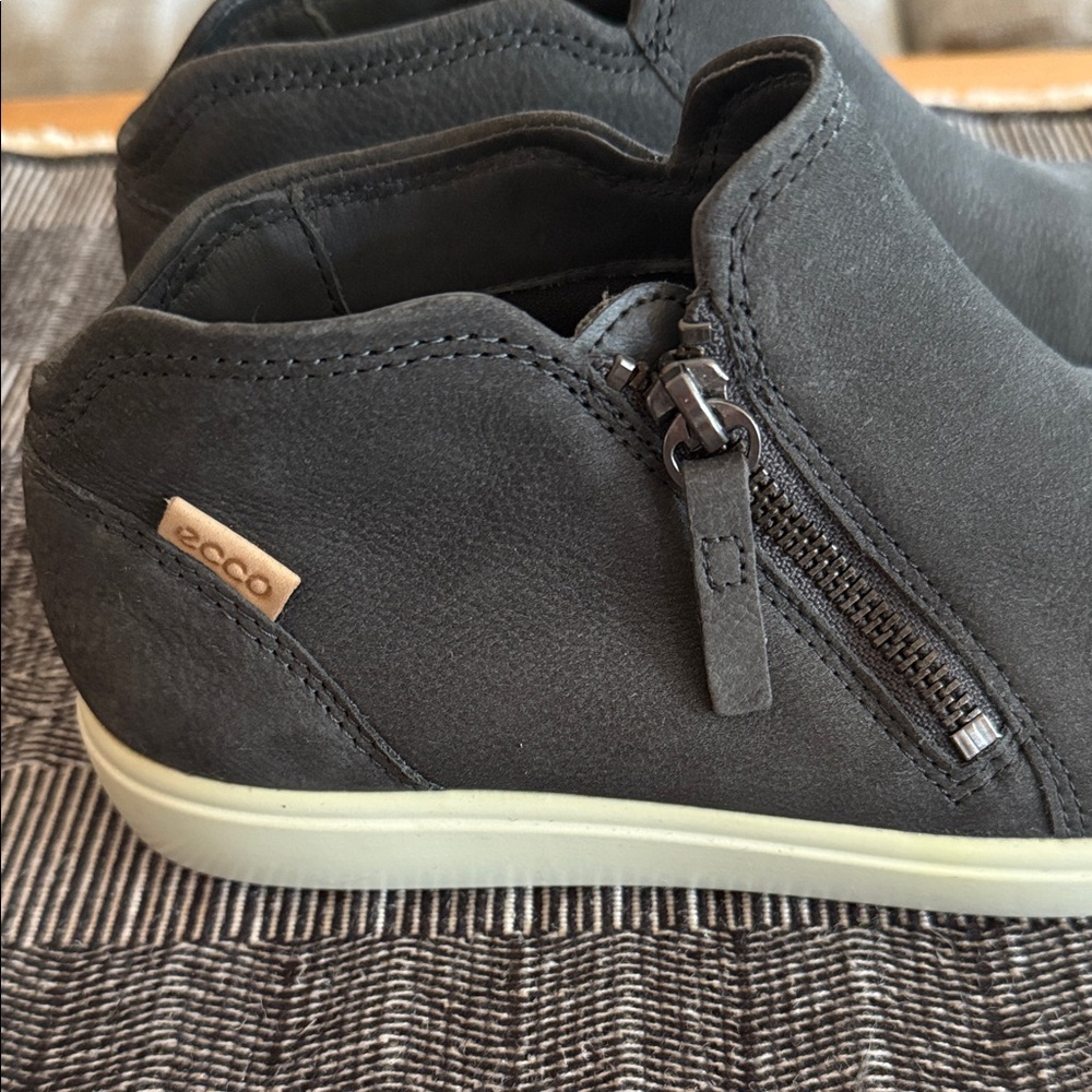 ECCO Soft Black Low-Cut Zip Bootie - Picture 3 of 8
